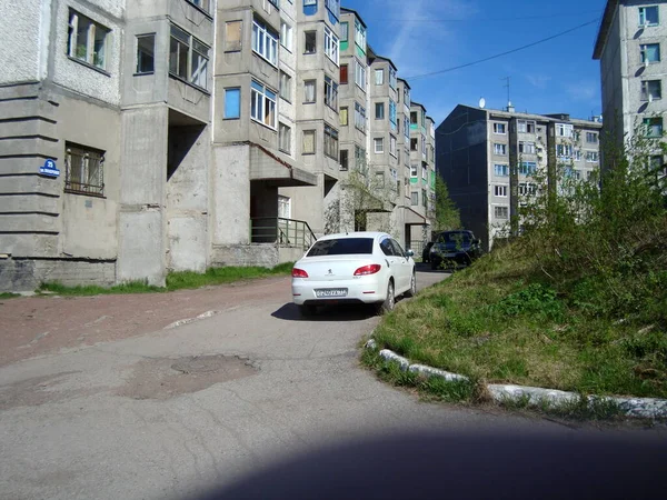 Ruas de verão da Rússia arquitetura e árvores verdes — Fotografia de Stock