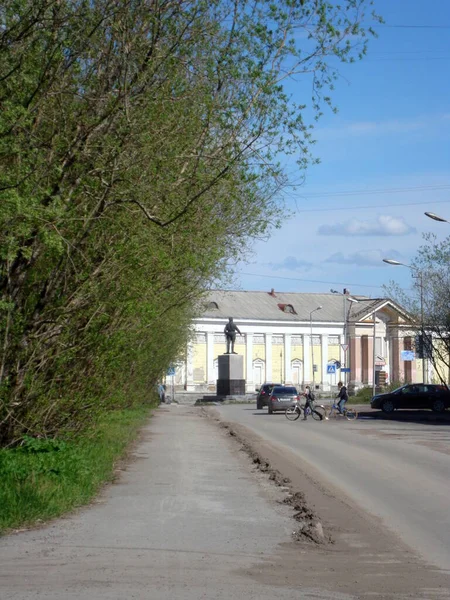 Summer streets of Russia architecture and green trees — Stock Photo, Image