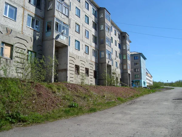 Calles de verano de Rusia arquitectura y árboles verdes — Foto de Stock