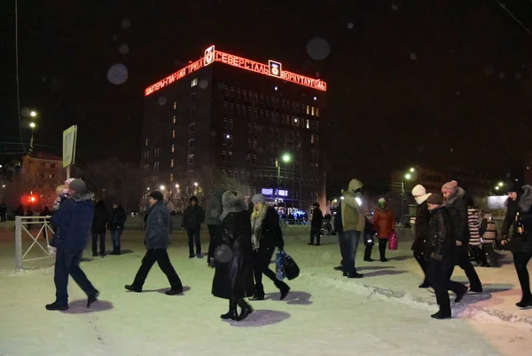 Karanlık bir gökyüzünün aydınlatması. Neon havai fişekler ve Noel ağacı.