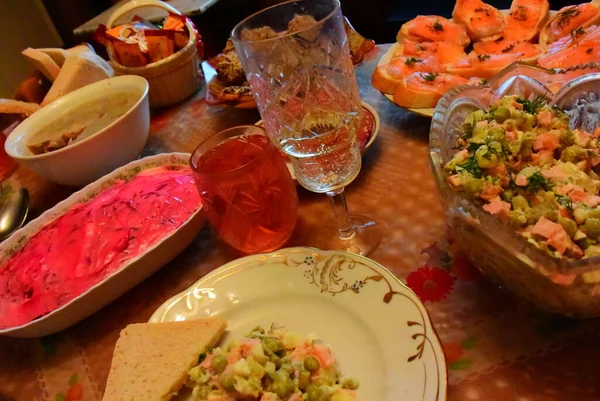 Праздничный новый год стол овощи фруктовые салаты и шампанское — стоковое фото