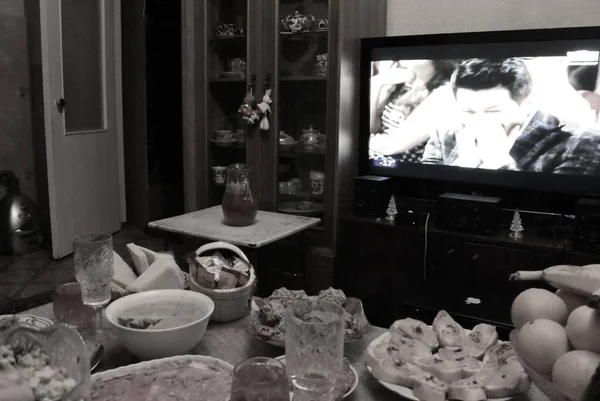 Yeni yıl şenlikli masa sebzeleri meyve salataları ve şampanya.