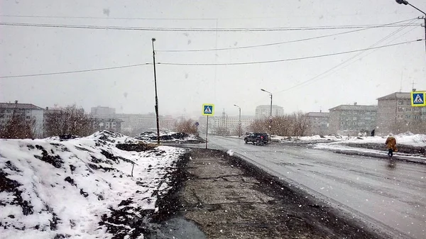 Nieve de primavera derrite plaza peatonal a lo largo de la carretera de la ciudad —  Fotos de Stock