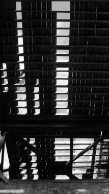 Rusya 'nın kuzeyinde siyah-beyaz yaya köprüsü