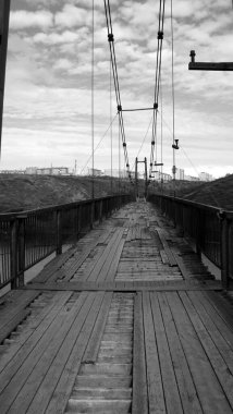 Rusya 'nın kuzeyinde siyah-beyaz yaya köprüsü