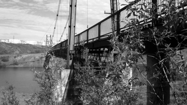 Ασπρόμαυρη φωτογραφία πεζογέφυρα Βόρεια της Ρωσίας — Φωτογραφία Αρχείου