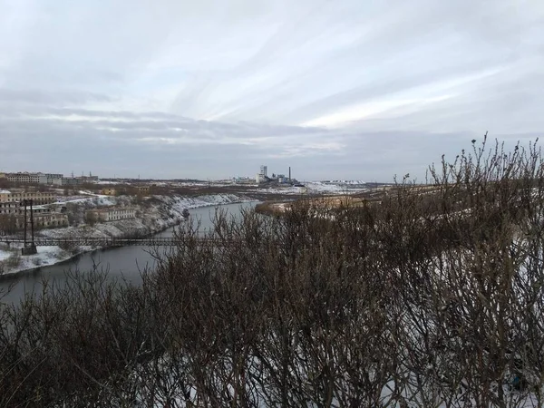 Warmen Herbst frühen Winter am Ufer Blick auf das alte Dorf Workuta Stadt — Stockfoto