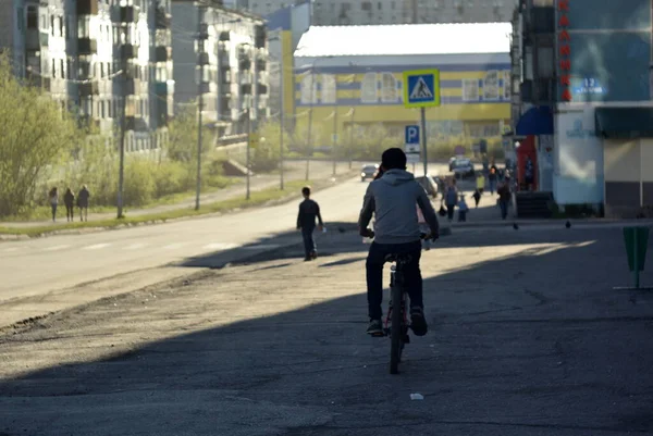La gente camina por la ciudad época del año verano Rusia —  Fotos de Stock