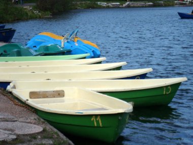 Eğlence parkı yaz günlerinde dinlenme teknesi istasyonu