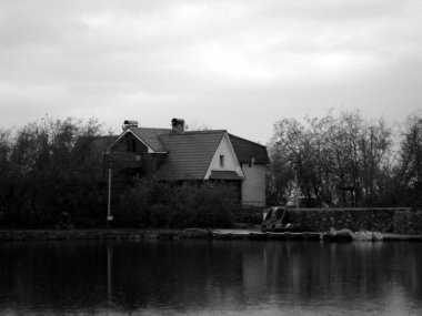 Göldeki tekneler Parktaki sisli yaz günü