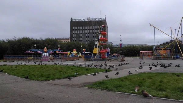 Fotos de verano Vorkuta ciudad Parte central de la ciudad Rusia. Época del año verano — Foto de Stock