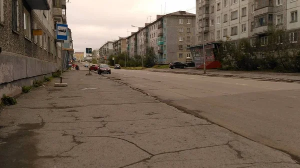 Letní záběry město Vorkuta Střední část města Rusko. Léto v roce — Stock fotografie