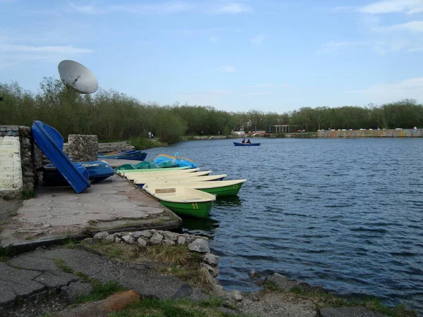 Ontspannen boot station in het recreatiepark zomerdagen — Stockfoto