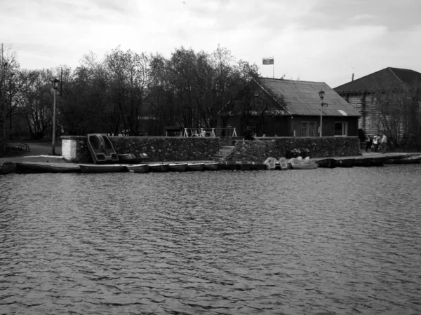 Station de bateau de détente dans le parc de loisirs jours d'été — Photo