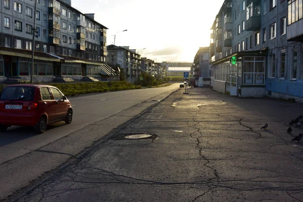 Sunny sunset on the street city avenues of Russia — Stock Photo, Image