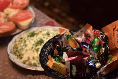 Yılbaşı masası, sebzeler masada meyve ve salatalar.