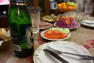 Yılbaşı masası, sebzeler masada meyve ve salatalar.