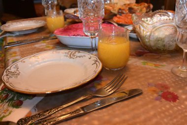 Yılbaşı masası, sebzeler masada meyve ve salatalar.