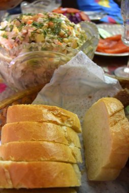 Yılbaşı masası, sebzeler masada meyve ve salatalar.