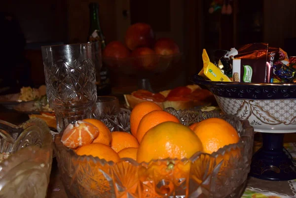 Año nuevo Mesa de vacaciones, verduras, frutas y ensaladas en la mesa — Foto de Stock