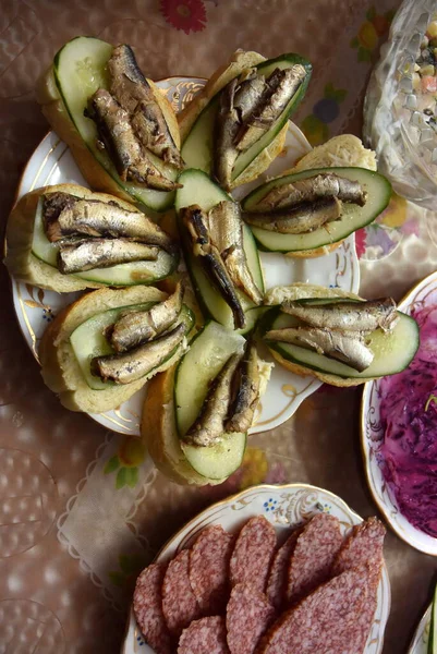 新年のテーブルの上のホリデーテーブル、野菜の果物やサラダ — ストック写真