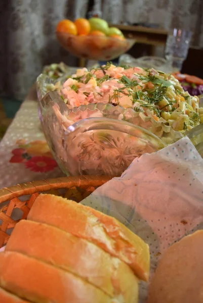 Año nuevo Mesa de vacaciones, verduras, frutas y ensaladas en la mesa — Foto de Stock