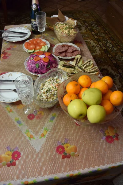 Año nuevo Mesa de vacaciones, verduras, frutas y ensaladas en la mesa — Foto de Stock