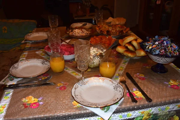 Año nuevo Mesa de vacaciones, verduras, frutas y ensaladas en la mesa — Foto de Stock