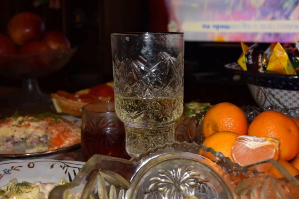 Yılbaşı masası, sebzeler masada meyve ve salatalar.