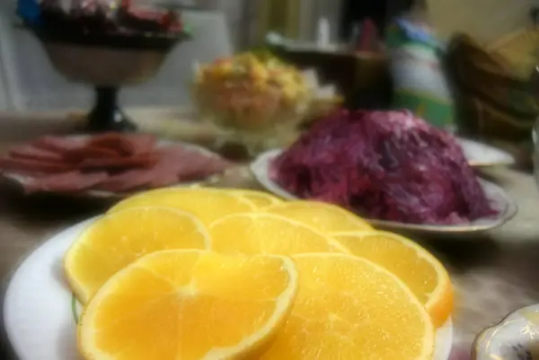 Neujahrstisch, Gemüse Obst und Salate auf dem Tisch — Stockfoto