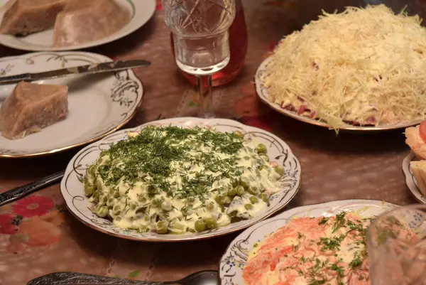 Capodanno Tavolo, verdure frutta e insalate in tavola — Foto Stock