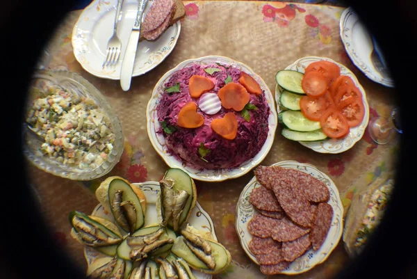 Año nuevo Mesa de vacaciones, verduras, frutas y ensaladas en la mesa — Foto de Stock