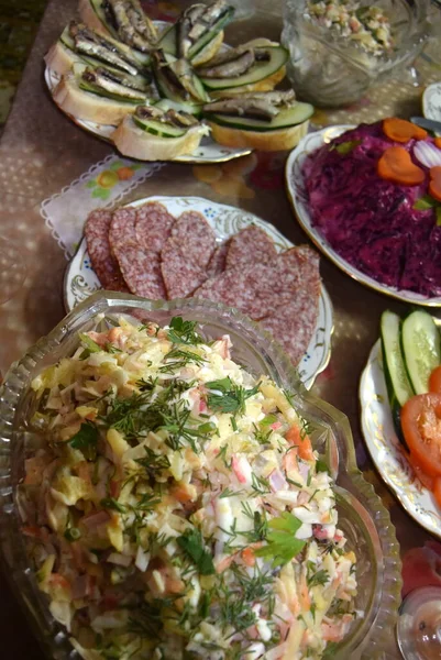 Año nuevo Mesa de vacaciones, verduras, frutas y ensaladas en la mesa — Foto de Stock