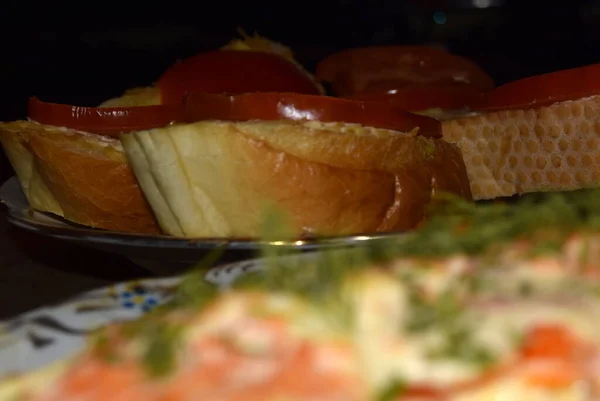 Capodanno Tavolo, verdure frutta e insalate in tavola — Foto Stock