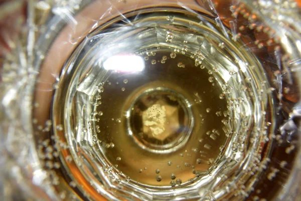 Copa festiva de champán burbujas de champán en cristal —  Fotos de Stock