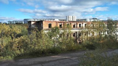 Rusya 'da terk edilmiş mimari ve nesneler, yılın sonbahar zamanı güneşli bir gün.