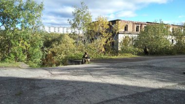 Rusya 'da terk edilmiş mimari ve nesneler, yılın sonbahar zamanı güneşli bir gün.
