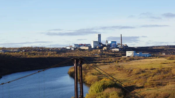 Őszi sárga tájak a nap a távolban szénbánya folyó és híd Észak-Oroszországban — Stock Fotó