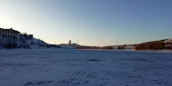 Schneeweiße Landschaften, ein Hang mit Blick auf den Fluss und ein verlassenes Dorf, in dem die Menschen im Norden Russlands lebten — Stockfoto