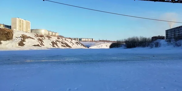 Schneeweiße Landschaften, ein Hang mit Blick auf den Fluss und ein verlassenes Dorf, in dem die Menschen im Norden Russlands lebten — Stockfoto