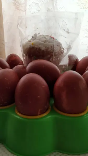 Pascua hermosos huevos de Pascua están sobre la mesa —  Fotos de Stock