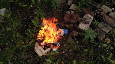 Doğanın yeşil arka planında yanan alevler gevşetici şenlik ateşleri