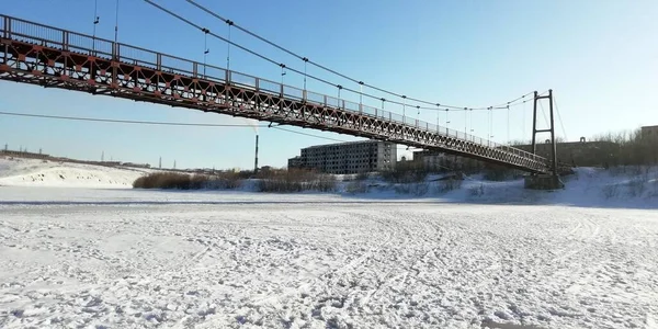 Der Frühling kommt, eine Landschaft für einen warmen Winter und eine Fußgängerbrücke im Norden Russlands — Stockfoto