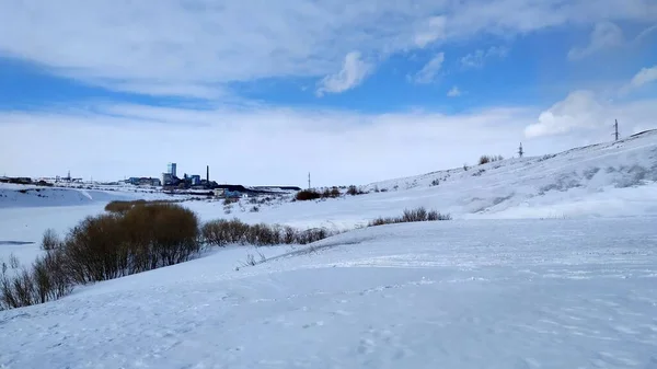 Schneeweiße Landschaften, ein Hang mit Blick auf den Fluss und ein verlassenes Dorf, in dem die Menschen im Norden Russlands lebten — Stockfoto