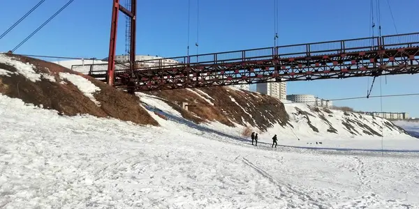 Der Frühling kommt, eine Landschaft für einen warmen Winter und eine Fußgängerbrücke im Norden Russlands — Stockfoto