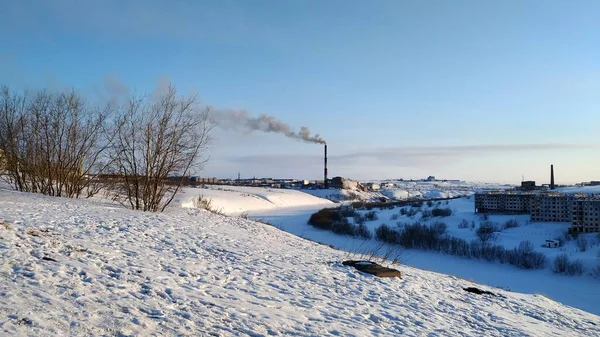 Schneeweiße Landschaften, ein Hang mit Blick auf den Fluss und ein verlassenes Dorf, in dem die Menschen im Norden Russlands lebten — Stockfoto