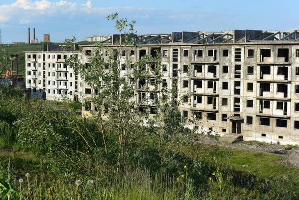 Elhagyott építészet volt lakóhelyek az állampolgárok Észak-Oroszország évszakban nyár — Stock Fotó