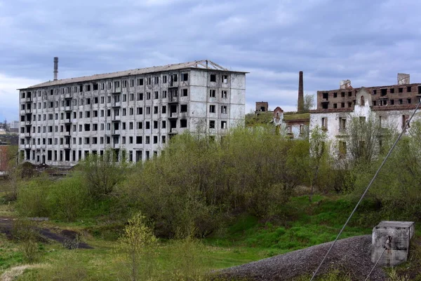 Övergiven arkitektur tidigare bosättningsorter för medborgare norr om Ryssland tid på året sommar — Stockfoto