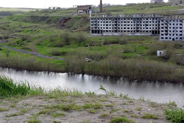 Arquitetura abandonada antigos locais de residência de cidadãos Norte da Rússia época do ano verão — Fotografia de Stock