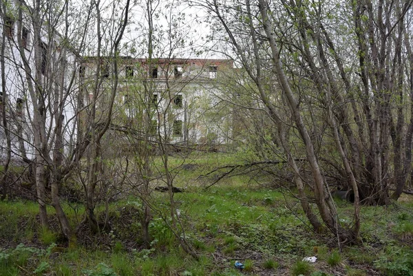 Opuštěná architektura bývalá místa pobytu občanů severně od Ruska letní období — Stock fotografie